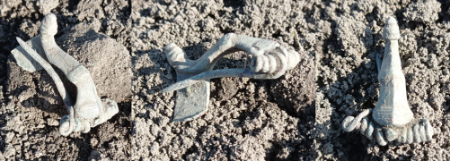 Fibula, czyli zapinka do szat z Okresu Wpływów Rzymskich. Odmiana mazowiecka fibul silnie profilowanych, datowanie około połowy III w. n.e.