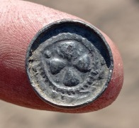 Denar krzyżowy, typ VI z krzyżem prostym na awersie i krzyżem kawalerskim na rewersie – moneta z  XI wieku, czyli ma około 1000 lat. Fajna, mała monetka (14,7 mm, 0,93 g.) z burzliwych czasów XI wieku.