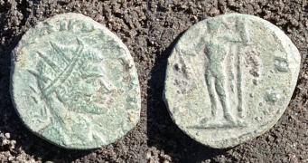 Moneta, to rzymski antoninian wybity za panowania cesarza Klaudiusza II Gockiego, panował niecałe dwa lata od 268 do 270 r. n.e. Widzimy popiersie w koronie promienistej - radialnej.