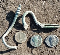 Zabytki z okresu wpływów rzymskich  - denary, fibula i fragment szpili. Wszystko można w przybliżeniu datować na II i III w. n.e.