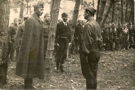 Sierpień 1944r. Lasy Sancygniowskie - od prawej Gen. Bolesław Michał Nieczuja-Ostrowski „Tysiąc" d-ca 106 Dywizji Piechoty AK - raport składa „Ponar”.