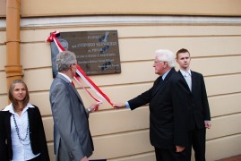 Odsłonięcie tablicy pamiątkowej w Radziejowie - Liceum Ogólnokształcące 1.IX.2010r.