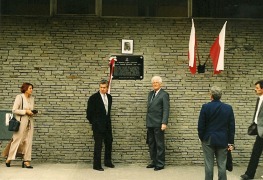 Odsłonięcie tablicy pamiątkowej w Miechowie 15.08.1999r.  - poświęconej Ppłk Antoniemu Iglewskiemu ps. "PONAR"