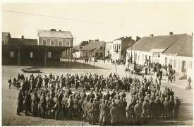 Radziejowski rynek, koncert w wykonaniu niemieckich żołnierzy     ( daleko w tle widać nadpalony dach radziejowskiej Synagogi ).