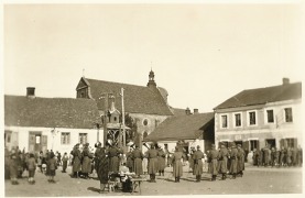 Radziejowski rynek, koncert w wykonaniu niemieckich żołnierzy      ( w tle kościół klasztorny oo. Franciszkanów )