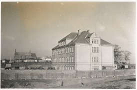 Obecne radziejowskie liceum  - podczas okupacji pełniło funkcję koszar niemieckich oraz siedziby organizacji Todt.