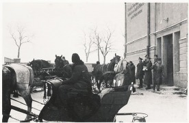 Okres okupacji niemieckiej - widoczne wejście do obecnego radziejowskiego liceum,  które podczas okupacji pełniło funkcję koszar niemieckich oraz siedziby organizacji Todt.