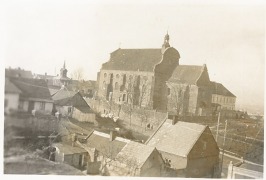 Radziejowski kościół i klasztor oo. Franciszkanów w okresie okupacji niemieckiej podczas II wojny światowej ( widok od strony południowo - wschodniej ).