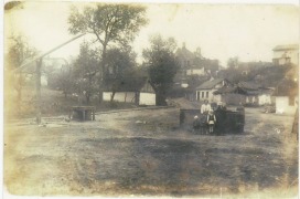 Tak wyglądała ulica Zdrojek (obecnie ul. Pogórna) 4 X 1929r. Na miejscu widocznego żurawia jest obecnie pompa, natomiast na miescu studni, przy której stoi rodzina właściciela zdjęcia jest kryty zbiornik przeciwpożarowy.
