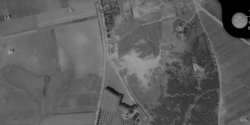 Zdjęcie lotnicze  - Radziejów - 1958r. - wyrobisko piachu a lesie - widoczne fragmenty zygzakowatych umocnień ( okopy)
